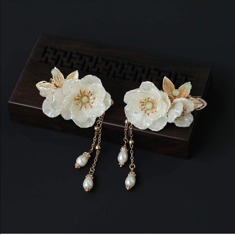 2 piece flower style acrylic barrettes